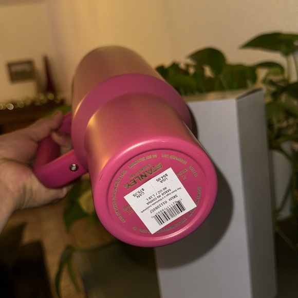 Stanley x starbucks Pink Tumbler with Glitter Bow - Picture 5 of 5